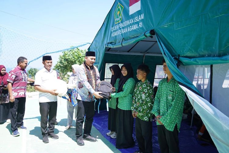 Kemenag Salurkan 1.000 School Kit dan 16 Ruang Belajar Sementara untuk Madrasah di NTT