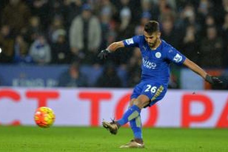 Pemain sayap Leicester City, Riyad Mahrez, mengeksekusi penalti saat melawan Bournemouth pada lanjutan Premier League di Stadion King Power, 13 Januari 2016. Bola mampu diamankan Artur Boruc.