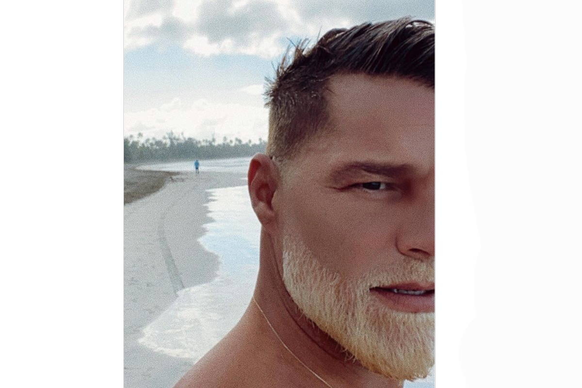 Penyanyi Ricky Martin tampil dengan jenggot blonde.