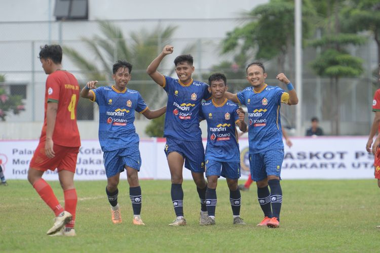 Airlangga Sucipto (kanan) merayakan gol bersama rekan setimnya di ASIOP FC dalam laga pembuka Grup C Liga 3 2023-2024 zona DKI Jakarta di Stadion Militer Viyata James Yudha, Jakarta Utara, Selasa (27/2/2024).