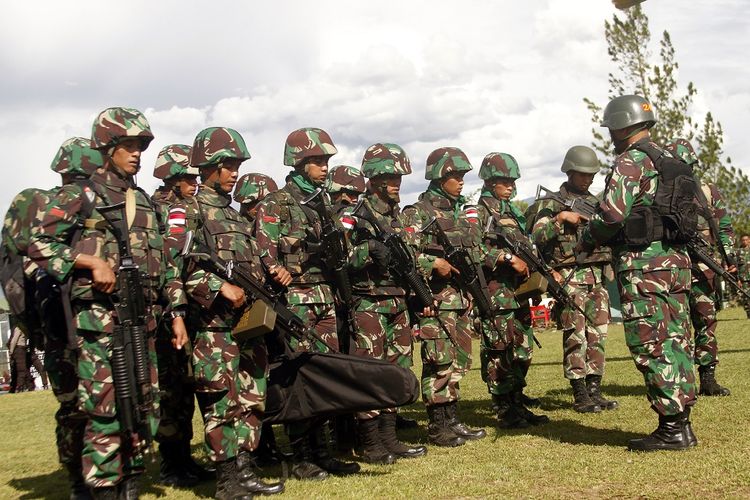 Prajurit TNI berdoa sebelum menaiki helikopter dengan tujuan di Wamena, Papua, Rabu (5/12/2018). Aparat gabungan terus berusaha mengatasi Kelompok Kriminal Bersenjata (KKB) yang diduga telah menewaskan 31 karyawan PT Istika Karya saat melakukan pengerjaan jalur Trans Papua di Kali Yigi dan Kali Aurak Distrik Yigi, Kabupaten Nduga, Papua. ANTARA FOTO/Iwan Adisaputra/aww.