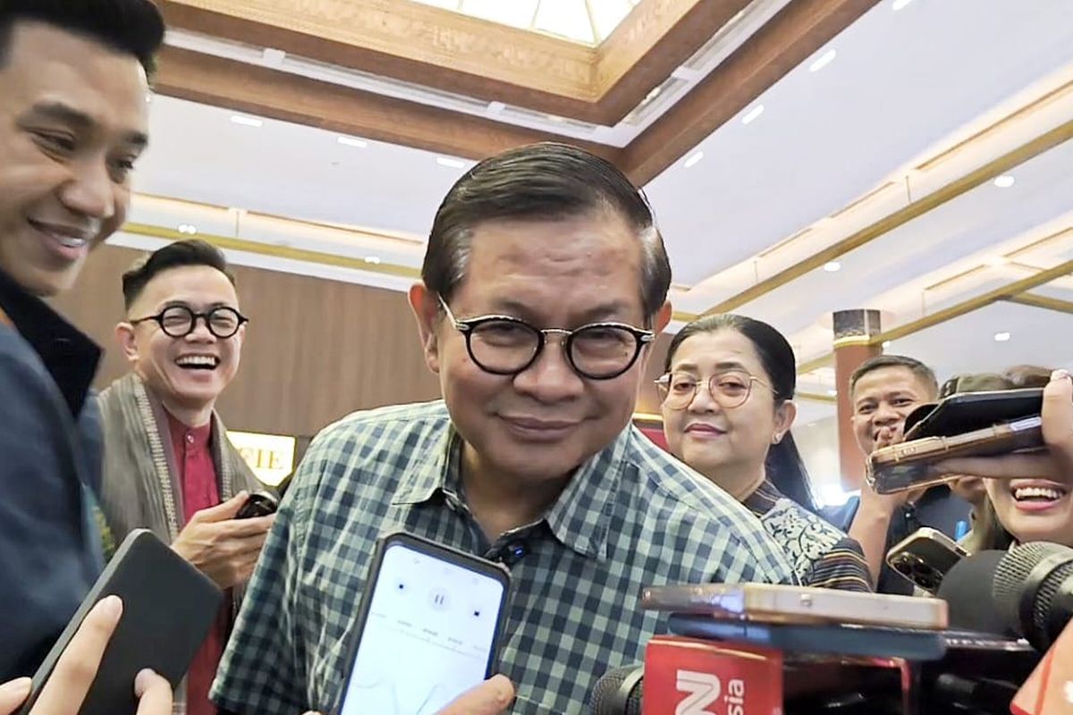 Ekspresi senyum dari Gubernur Jakarta, Pramono saat ditanyai ketidakhadiran pada kegiatan pengerahan tertutup kepala daerah asal PDI-P.