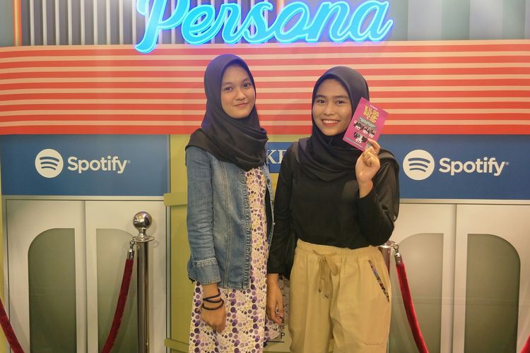 Aida dan Ara, pengunjung acara Kilas Balik Kpop oleh Spotify di Mal Central Park, Jakarta Barat, Sabtu (21/12/2019)