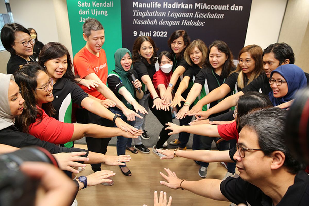 Manulife dan Halodoc saat peresmian kerja sama.