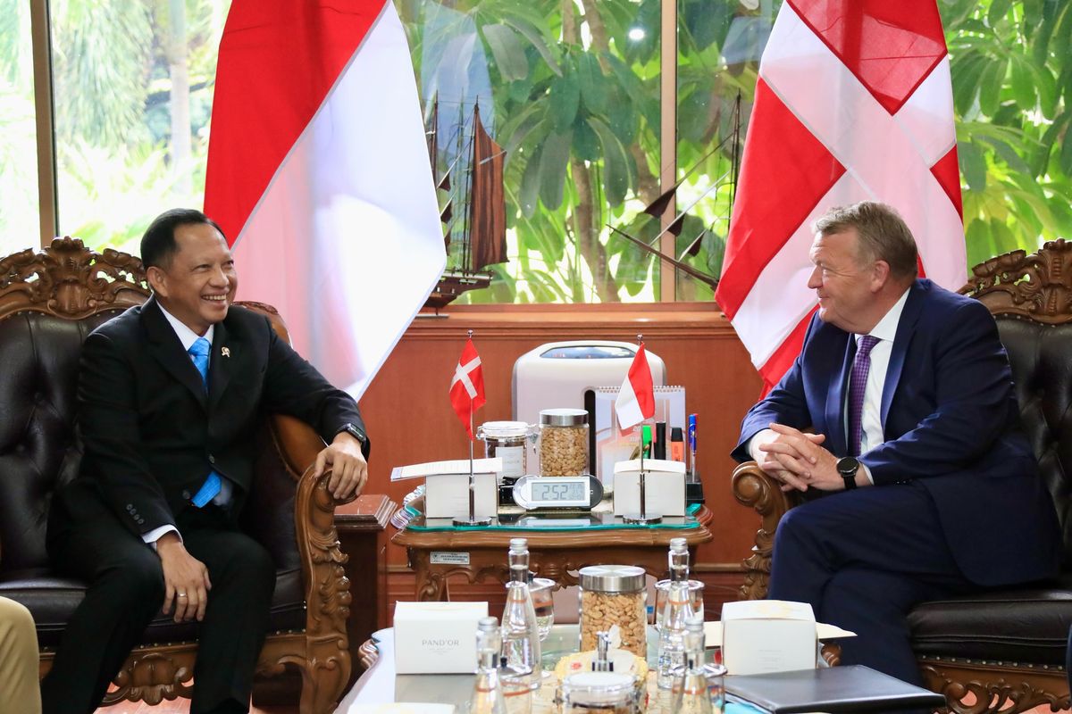Menteri Dalam Negeri (Mendagri) Muhammad Tito Karnavian saat menerima kunjungan kehormatan Menteri Luar Negeri Denmark, Lars Løkke Rasmussen, di Kantor Pusat Kemendagri, Jakarta, Senin (21/4/2025).