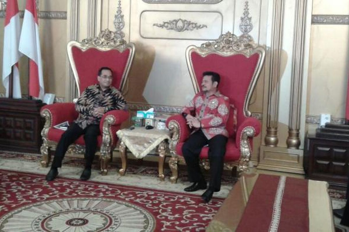 Menhub Budi Karya saat bertemu dengan Gubernur Sulses Syahrul Yasin Limpo di Makassar, Jumat (17/2/2017) malam.