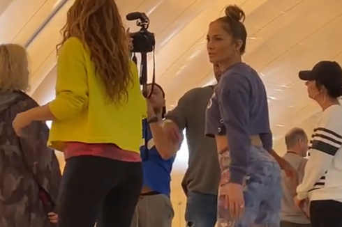 Lihat, J.Lo Ajari Shakira Goyang Pantat hingga Bergetar
