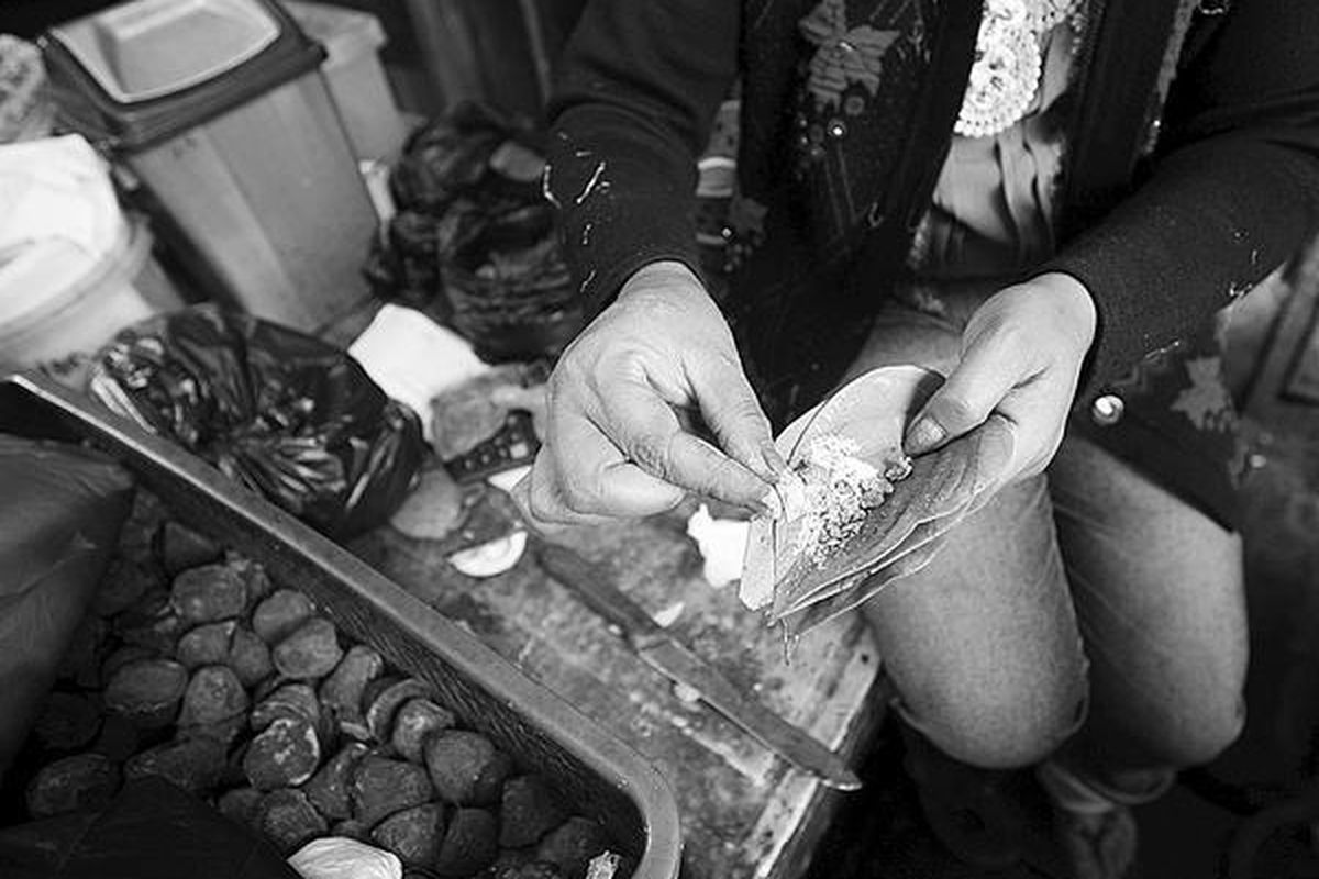 Pedagang bahan-bahan keperluan untuk makan sirih, Ny Sembiring, meramu bahan untuk menyirih di Pasar Berastagi, Sumatera Utara, beberapa waktu lalu.  
