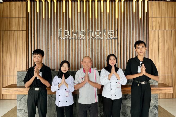 Staf difabel di fave hotel Pamanukan, Kabupaten Subang. 