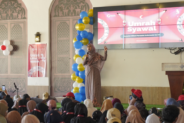 Ustaza Oki Setiana Dewi pada saat tausiyah.