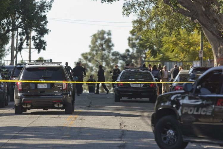 Murid perempuan berusia 12 tahun melepaskan tembakan saat pelajaran sedang berlangsung sehingga melukai tiga orang temannya, di sekolah menengah Salvador B Castro, Los Angeles, Amerika Serikat, Kamis (1/2/2018). (AP Photo)