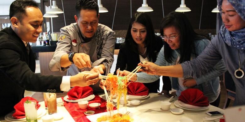 Tradisi Ye Shang di Hotel Santika Premiere Kota Harapan Indah ? Bekasi. 