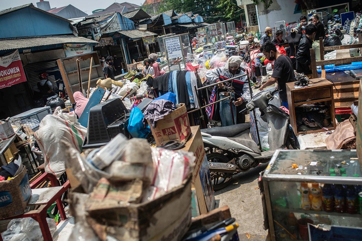 Pedagang mengevakuasi barang dagangannya saat terjadi kebakaran di Pasar Cempaka Putih, Jakarta, Kamis (24/9/2020). Kurang lebih 20 unit mobil pemadam kebakaran dikerahkan untuk memadamkan api, sedangkan penyebab kebakaran masih dalam penyelidikan pihak yang berwenang.