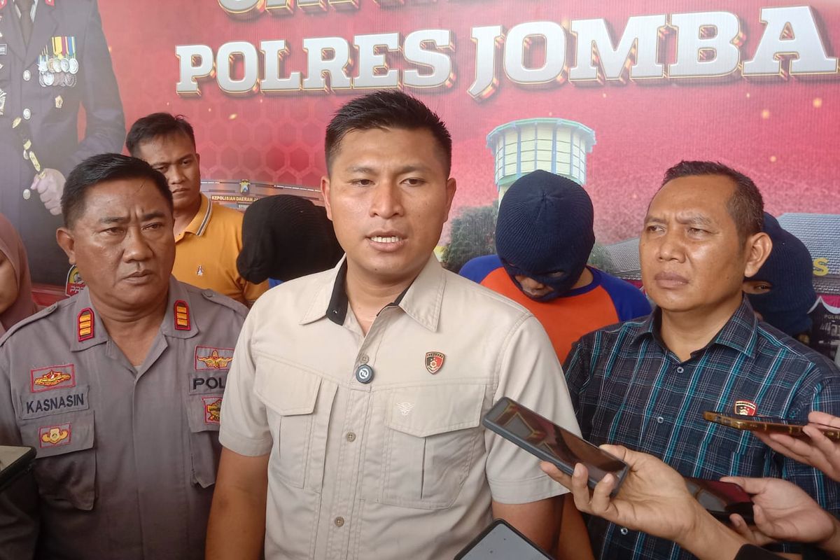 Kasat Reskrim Polres Jombang AKP Margono Suhendra, menyampaikan hasil pengungkapan kasus pembunuhan yang dialami PRA (19), gadis yang berpamitan COD namun ditemukan meninggal, di Mapolres Jombang, Jawa Timur, Kamis (13/2/2025).