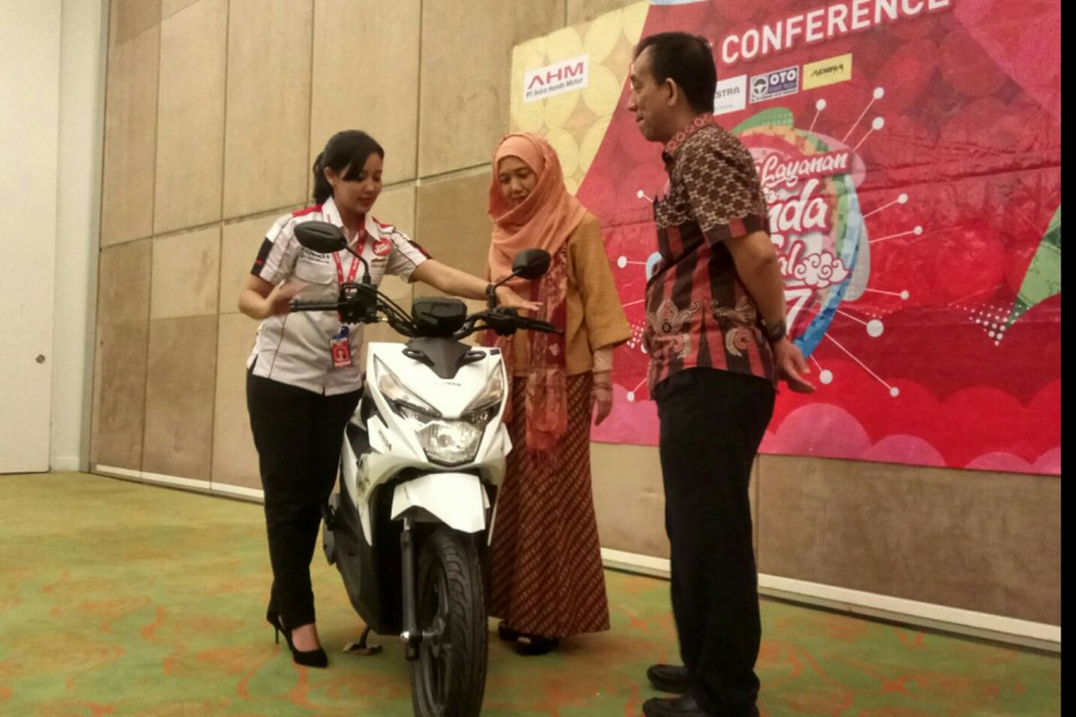 (Tengah-Kanan) General Manager Honda Customer Care Center (HC3) Division AHM, Istiyani Susriyati dan General Manager Technical Service Division AHM, Widjianto Widarso dalam konferensi pers Kontes Layanan Honda Nasional 2017. Gelaran kontes yang ke 11 kalinya ini digelar di Hotel Harris Hotel & Conventions Kelapa Gading, Kamis (7/12/2017).