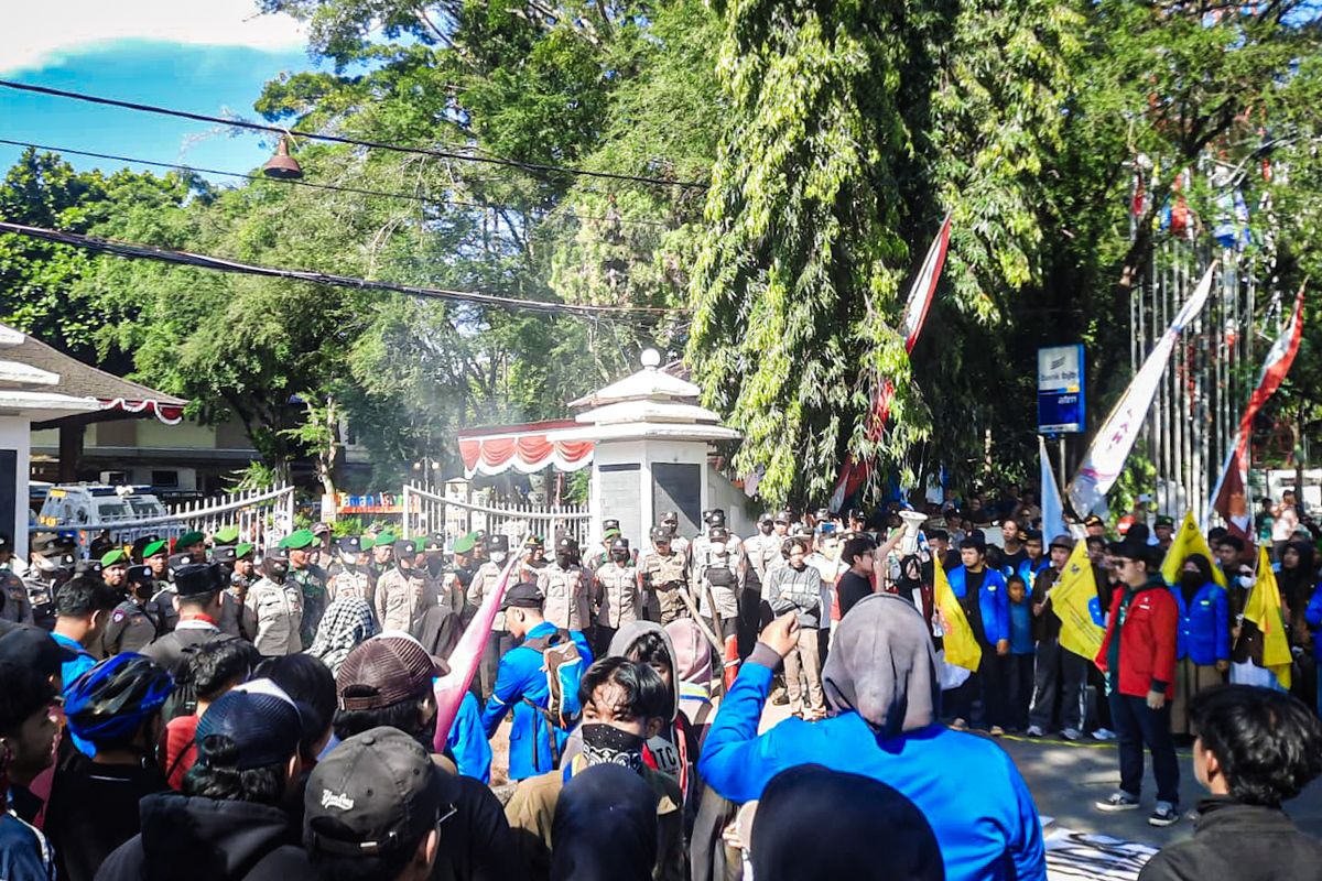 Massa mahasiswa yang tergabung dalam Aliansi Mahasiswa Cimahi menggeruduk kantor DPRD Kota Cimahi, Jawa Barat pada Selasa (2/9/2025) siang.