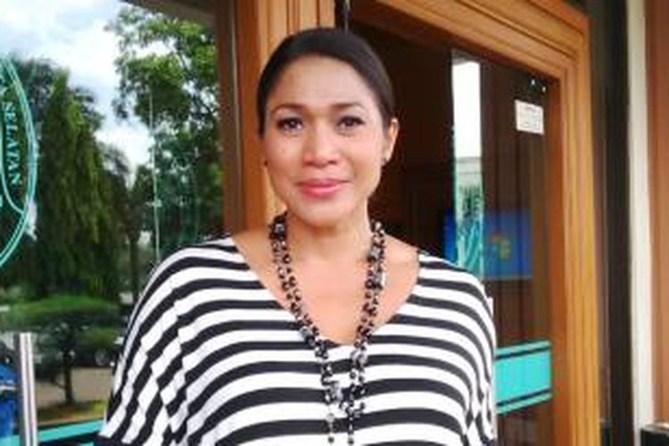 Anne J Cotto selesai menjalani sidang mediasi hak asuh anak di Pengadilan Agama Jakarta Selatan, Senin (8/12/2014).