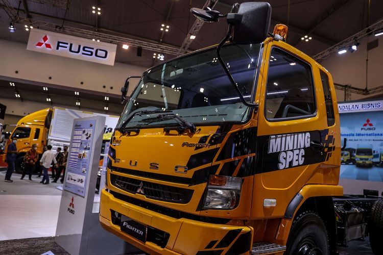 Suasana saat pameran kendaraan Mitsubishi Fuso dalam gelaran GAIKINDO Indonesia International Auto Show (GIIAS) 2021 di ICE, BSD, Tangerang Selatan, Kamis (11/11/2021). PT Krama Yudha Tiga Berlian Motors (KTB) memperkenalkan New Mining Spec terbarunya pada pembukaan Gaikindo Indonesia International Auto Show (GIIAS).