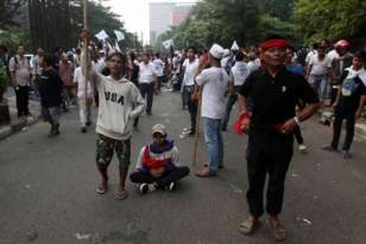 Massa demonstran dari Aliansi Masyarakat Jakarta Utara bersiaga usai terjadi bentrokan dengan polisi di depan kantor KPK, Jakarta, Jumat (20/5/2016). Bentrokan terjadi saat massa mendesak masuk ke gedung KPK untuk mendesak pemeriksaan terhadap Gubernur DKI Jakarta Basuki Tjahaja Purnama (Ahok).