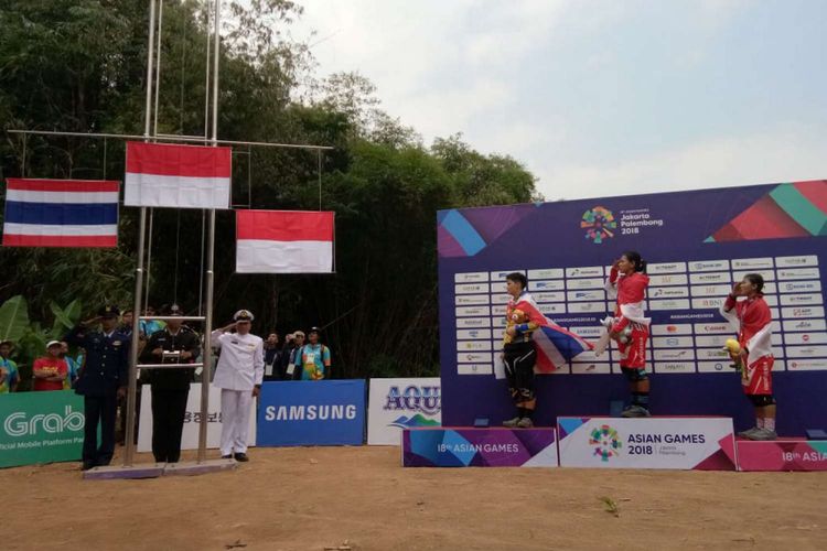 Atlet Balap Sepeda Indonesia Tiara Andini Prastika  (tengah) berhasil menyumbakang emas di Seeding Run nomor Women Elite Downhill pada Asian Games ke-18 Tahun 2018 di Khe Bun Hill, Subang, Jawa Barat, Senin (20/8/2018).