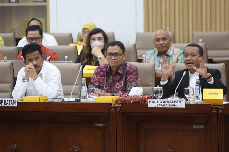 Menteri Investasi/Kepala BKPM Bahlil Lahadalia, dan Kepala Badan Pengusahaan (BP) Batam, M Rudi menghadiri Rapat Dengar Pendapat (RDP) dengan Komisi VI DPR RI di Gedung Nusantara 1, Senin (2/10/2023).
