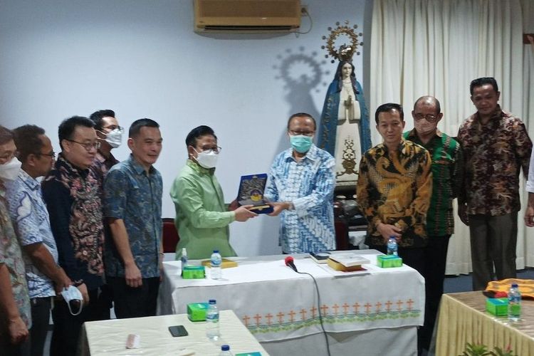 Wakil Ketua DPR RI Abdul Muhaimin Iskandar (Gus Muhaimin) beserta jajarannya saat berdialog dengan Ketua Konferensi Waligereja Indonesia (KWI) Kardinal Ignatius Suharyo, Senin (29/11/2021).