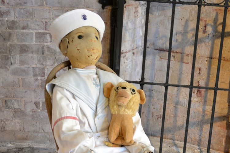 Boneka Robert di Fort East Martello Museum, AS yang dikabarkan merupakan boneka berhantu.