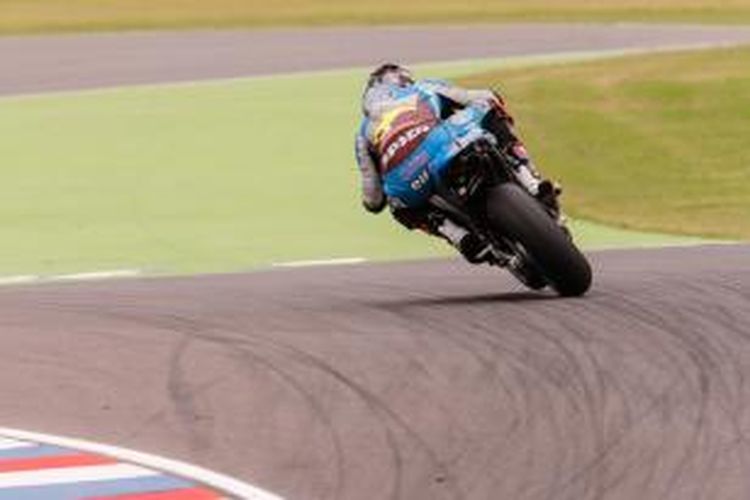 Pebalap Marc VDS asal Inggris, Scott Redding, memacu motornya pada sesi latihan bebas kedua GP Argentina di Sirkuit Termas de Rio Hondo, Jumat (17/4/2015).