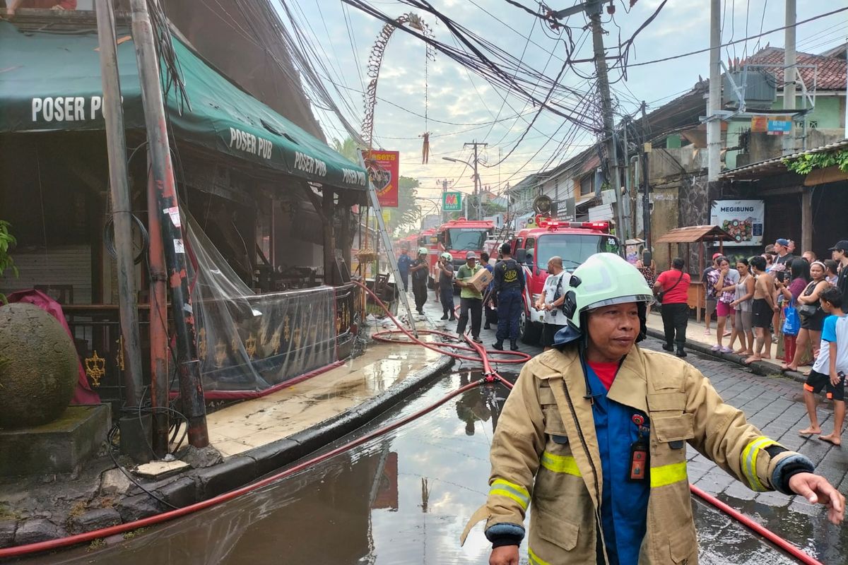 Petugas Damkar Badung saat berupaya memadamkan api dalam peristiwa kebakaran di sebuah pub dan restoran di kawasan wisata Jalan Padma, Kelurahan Legian, Kecamatan Kuta, Kabupaten Badung, Bali, pada Kamis (14/3/2024) sekitar pukul 07.15 Wita. /Dok. Humas Polresta Denpasar