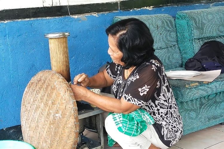 Kornelia Lahu Jumpa yang biasa disapa Mama Neli Jumpa (64), seorang ibu rumah tangga di Kampung Peot, Kelurahan Peot, Kecamatan Borong, Kabupaten Manggarai Timur, Provinsi Nusa Tenggara Timur merawat usaha mikro kecil dan Menengah (UMKM) pangan lokal bernama Jojong.