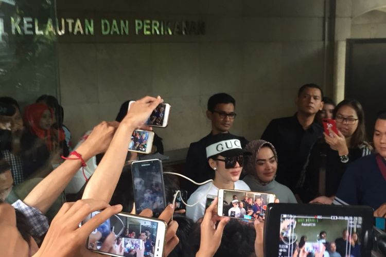 Penyanyi Syahrini diperiksa oleh Bareskrim Mabes Polri sebagai saksi atas kasus dugaan penipuan oleh First Travel di Bareskrim Mabes Polri, Jalan Merdeka Timur, Jakarta Pusat, Rabu (27/9/2017).