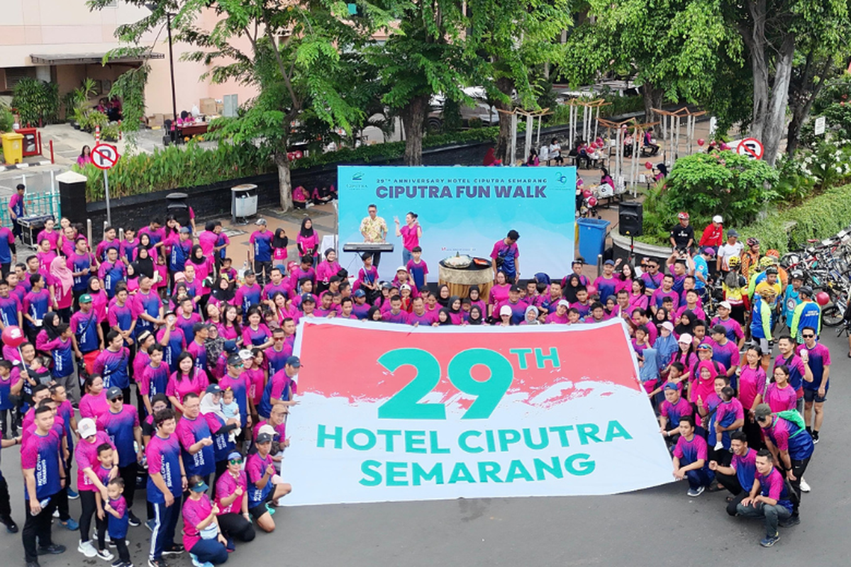 Hotel Ciputra Semarang menggelar acara Fun Walk 29th Anniversary Hotel Ciputra Semarang di CFD Simpang Lima, Semarang, Jawa Tengah, Minggu (8/12/2024). 