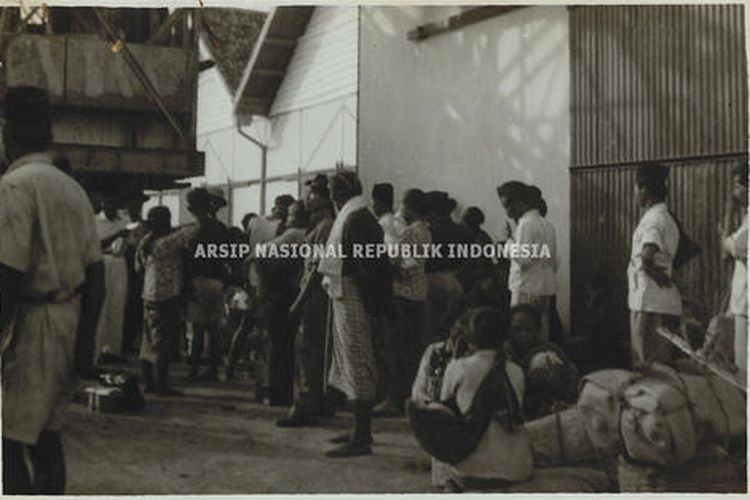 Para transmigran di pelabuhan pada tahun 1951.