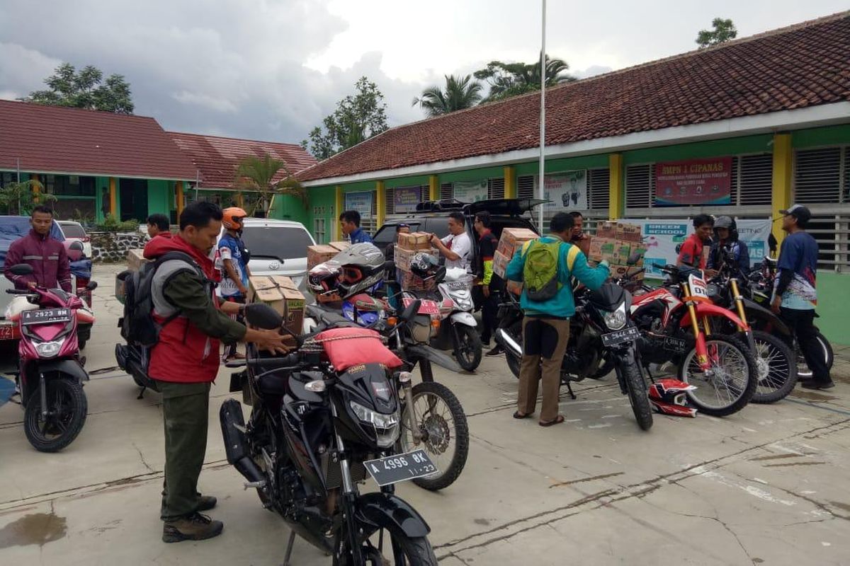 Tim Direktorat Pembinaan SMP dan LPMP Banten sudah turun ke lapangan memberikan bantuan awal terhadap sekolah terdampak bencana banjir (3/1/2020)