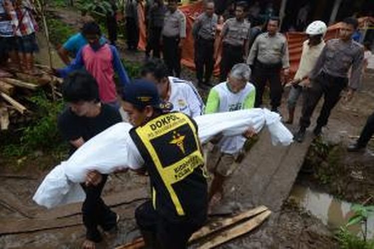 EVAKUASI KORBAN LONGSOR -- Sejumlah aparat gabungan dan ratusan warga melakukan dan menyaksian pencarian korban tanah longsor di Dusun Kopen, Desa Ngrimbi, Kecamatan Bareng, Jombang, Selasa (28/1/2014). Petugas berhasil mengevakuasi 7 jenazah dari perkiraan 14 warga yang tertimbun longsoran. (SURYA/AHMAD ZAIMUL HAQ)