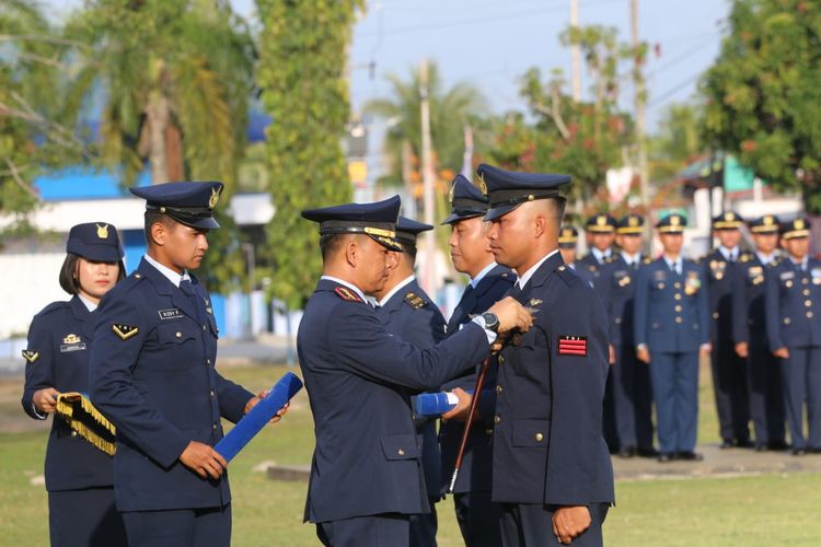 Komandan Lanud Dhomber Kolonel Pnb David Ali Hamzah saat upacara HUT ke-78 TNI AU di Lapangan Lanud Dhomber, Balikpapan, Senin (22/4/2024).