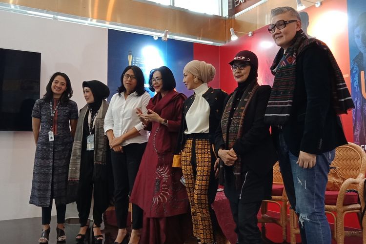 Presiden  Asosiasi Perancang Pengusaha Muda Indonesia (APPMI) dan Indonesia Fashion Week (IFW), Poppy Dharsono (baju merah) bersama Staf Khusus II Kementerian BUMN Judith Jubilina Dipodiputro serta beberapa desainer yang berpartisipasi dalam IFW 2018.