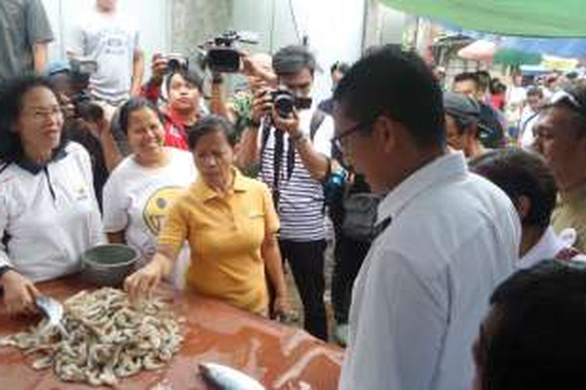 Calon wakil gubernur DKI Sandiaga  Uno saat mendatangi Pasar Belek di Jakarta Utara, Kamis (3/11/2016)