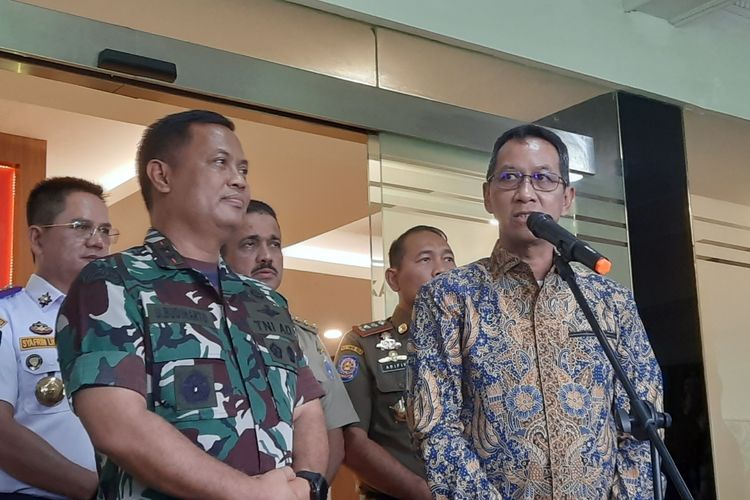 Penjabat Gubernur DKI Jakarta Heru Budi Hartono (baju batik) membahas pencegahan tawuran saat menemui Panglima Kodam Jaya Mayor Jenderal Untung Budiharto, Senin (24/10/2022) sore.