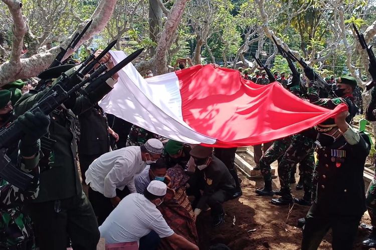 Mantan Juru Bicara Penanganan Covid-19 Kolonel CKM Achmad Yurianto dimakamkan dengan diawali dengan upacara militer pelepasan jenazah pada Minggu (22/5/2022) sekitar pukul 10.00 WIB TPU (Tempat Pemakaman Umum) Kelurahan Dadaprejo, Kota Batu, Jawa Timur.