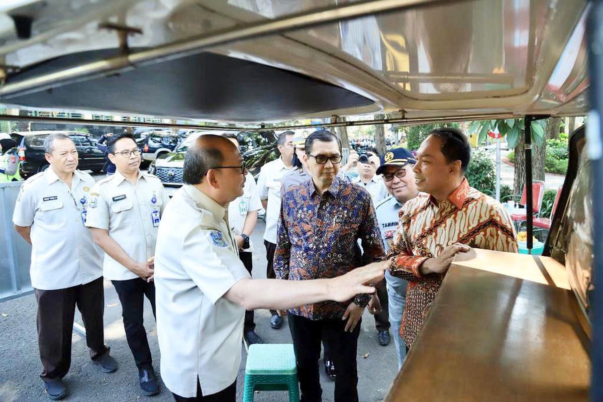 Direktur Utama (Dirut) PT Jasa Raharja (Persero) Rivan A Purwantono bersama sejumlah pihak memantau pelaksanaan Operasi Zebra Gabungan, di Taman Bungkul, Surabaya, Selasa (5/9/2023).