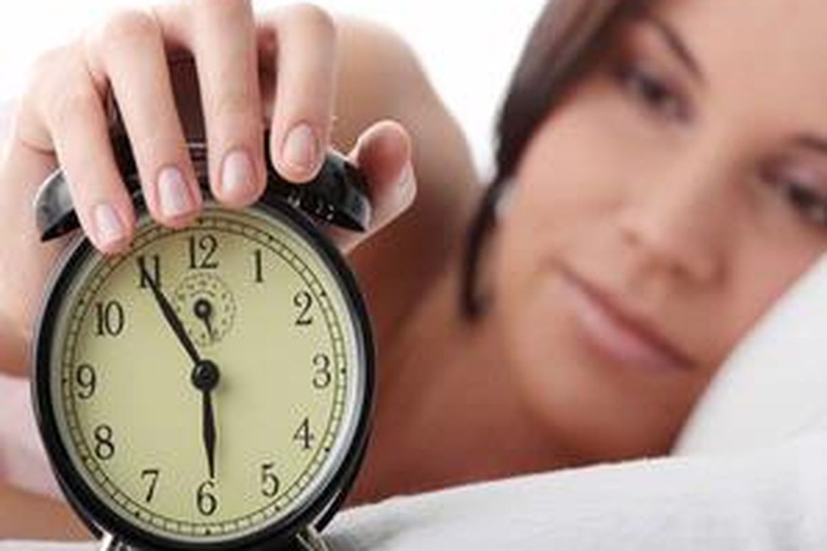 Pasang waktu alarm yang tepat agar tidak tergoda untuk menambah waktu tidur. 