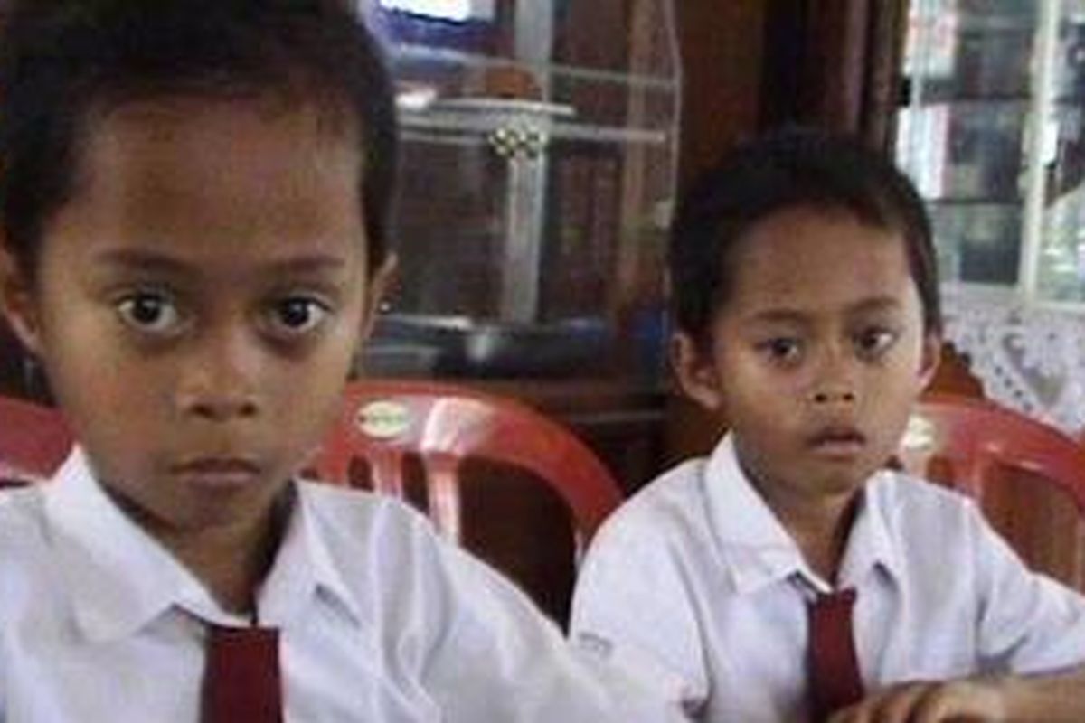 Bocah kembar Yoga dan Yogi, siswa SDN Sitirejo IV, Kecamatan Wagir, Kabupaten Malang, Jawa Timur, yang dikeluarkan oleh Kepala Sekolahnya akibat ibunya mengkritisi kondisi amburadulnya manajemen sekolah. Senin (11/7/2011).