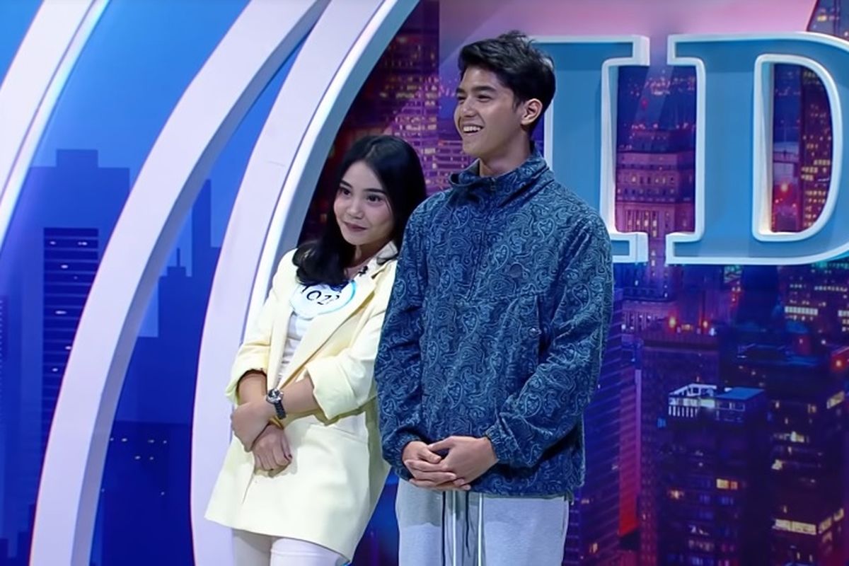 Al Ghazali, putra Maia Estianty (kanan), dan seorang peserta Indonesian Idol X asal Surabaya, Dea (kiri).