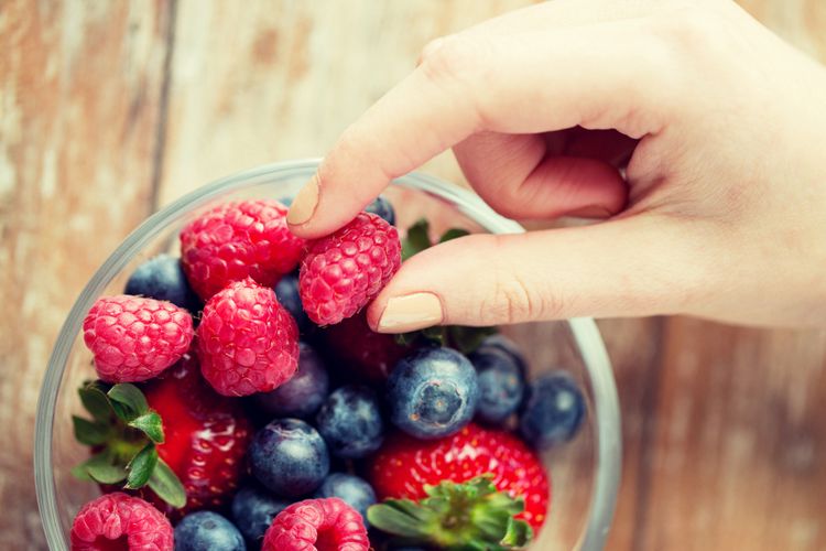 Makan buah di malam hari sebelum tidur bisa mengganggu proses pencernaan.