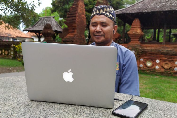Pemandu wisata yang sedang berada di salah satu keraton tengah memberi penjelasan seputar keraton di Cirebon kepada peserta tur virtual.