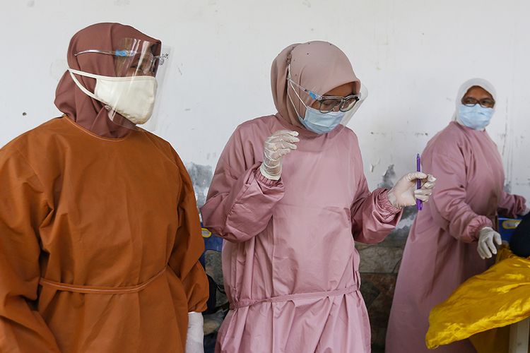 Medical workers in PPEs prepare to vaccinate toddlers in Banda Aceh, Aceh Province, Saturday (15/10/2020).