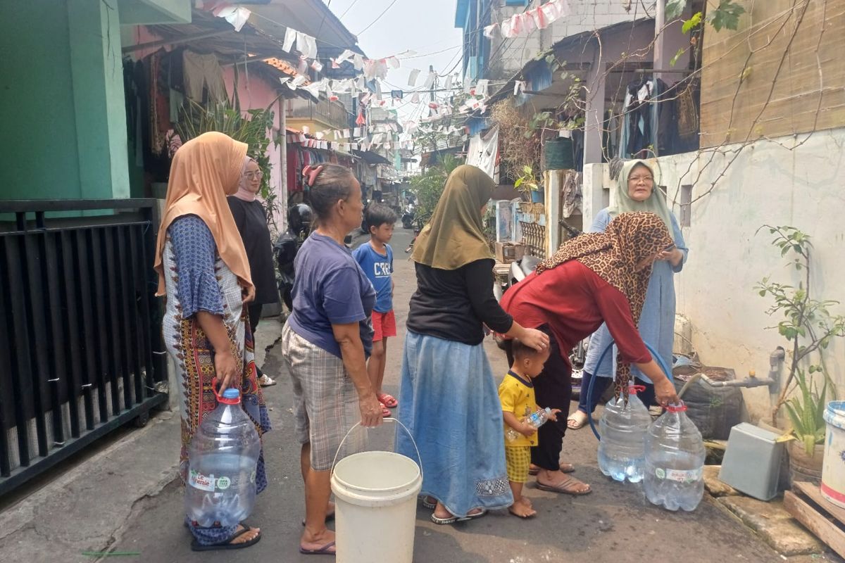 Air yang tiba-tiba mengalir di salah satu rumah warga Duri Kosambi, menarik perhatian warga lainnya pada Kamis (12/9/2024).