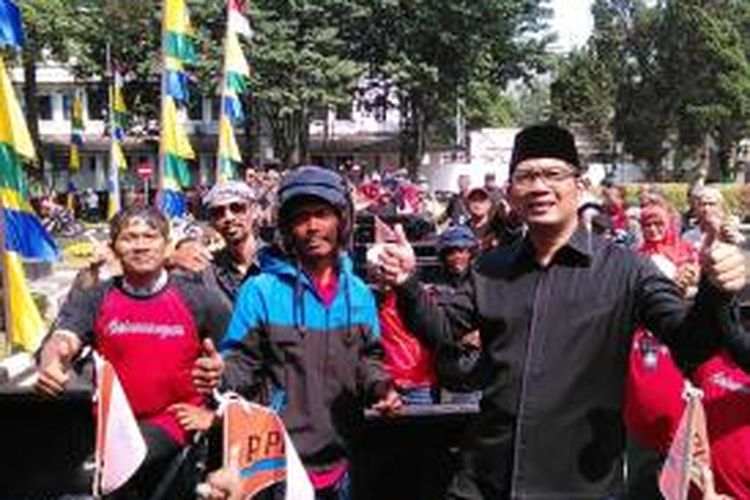 Wali Kota Bandung, Ridwan Kamil saat berfoto bersama petugas kebersihan tingkat RW di Balai Kota Bandung, Senin (7/9/2015)