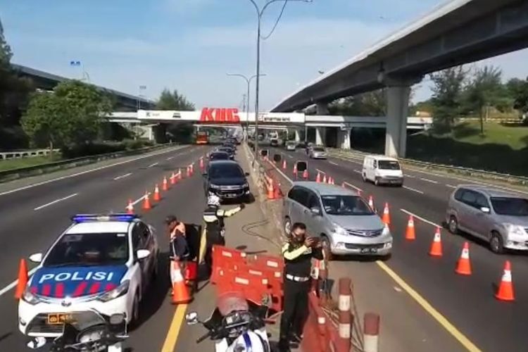 PT Jasa Marga (Persero) Tbk memberlakukan rekayasa lalu lintas lawan arus atau contraflow di Jalan Tol Jakarta-Cikampek mulai dari KM 61 sampai dengan KM 47 arah Jakarta, Minggu (23/8/2020).